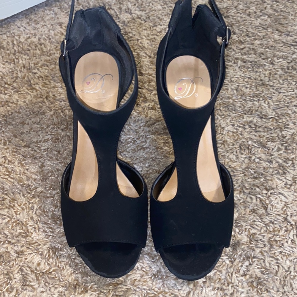 Black heels - size 6.5 but fit my 7.5 feet